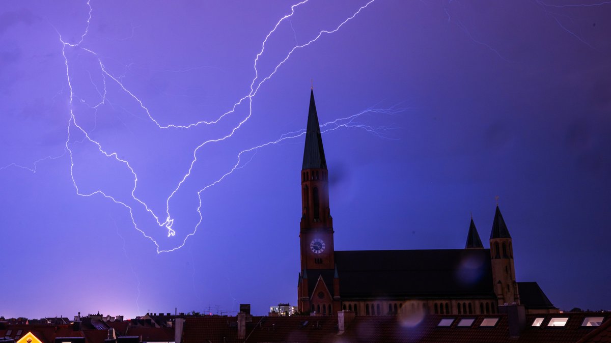 Gewitter und Blitze über München rund um die St. Johann-Baptist-Kirche