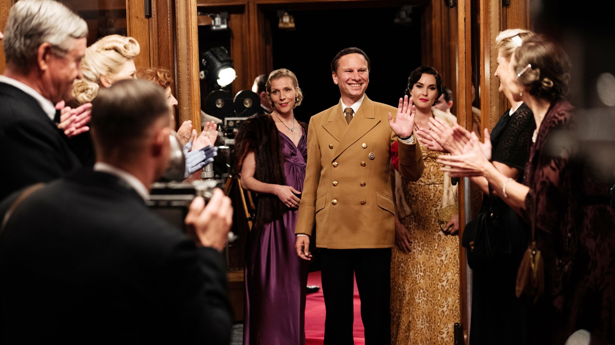 Genießt den Applaus seiner Bewunderer: Robert Stadlober als Joseph Goebbels in "Führer und Verführer" (Filmszene).