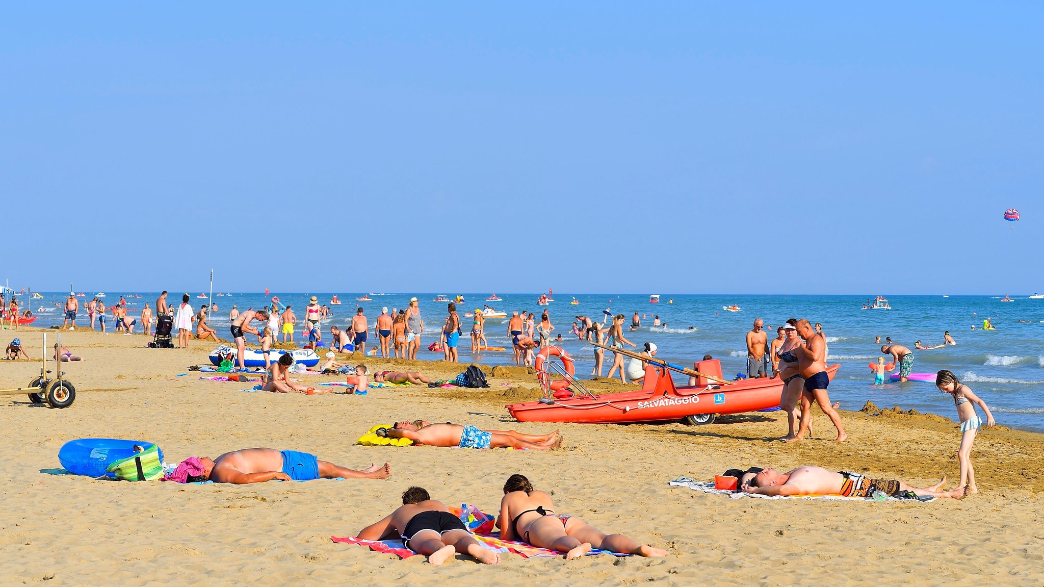 Badegäste am Sandstrand von Bibione an der italienischen Adria | Bild: picture alliance / imageBROKER | Alex Friedel Badegäste am Sandstrand von Bibione an der italienischen Adria