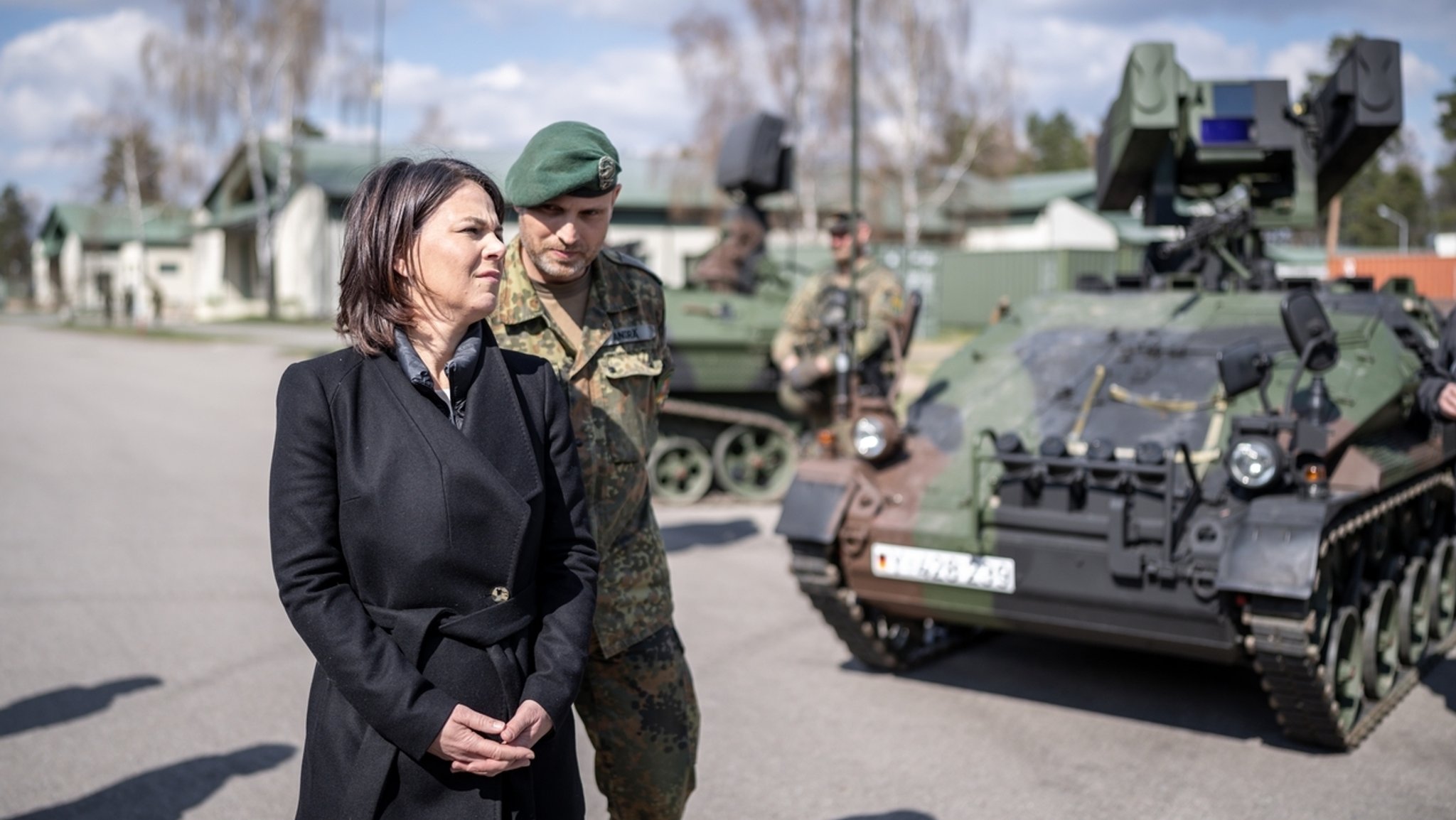 Annalena Baerbock (Bündnis90/Die Grünen), Außenministerin, spricht beim Besuch der Nato-Einsatzgruppe «Enhanced Forward Presence» (eFP) mit dem deutschen Oberstleutnant Daniel Andrä beim Besuch der Soldaten des deutschen Einsatzkontingents am Waffensystem Ozelot vorbei. 