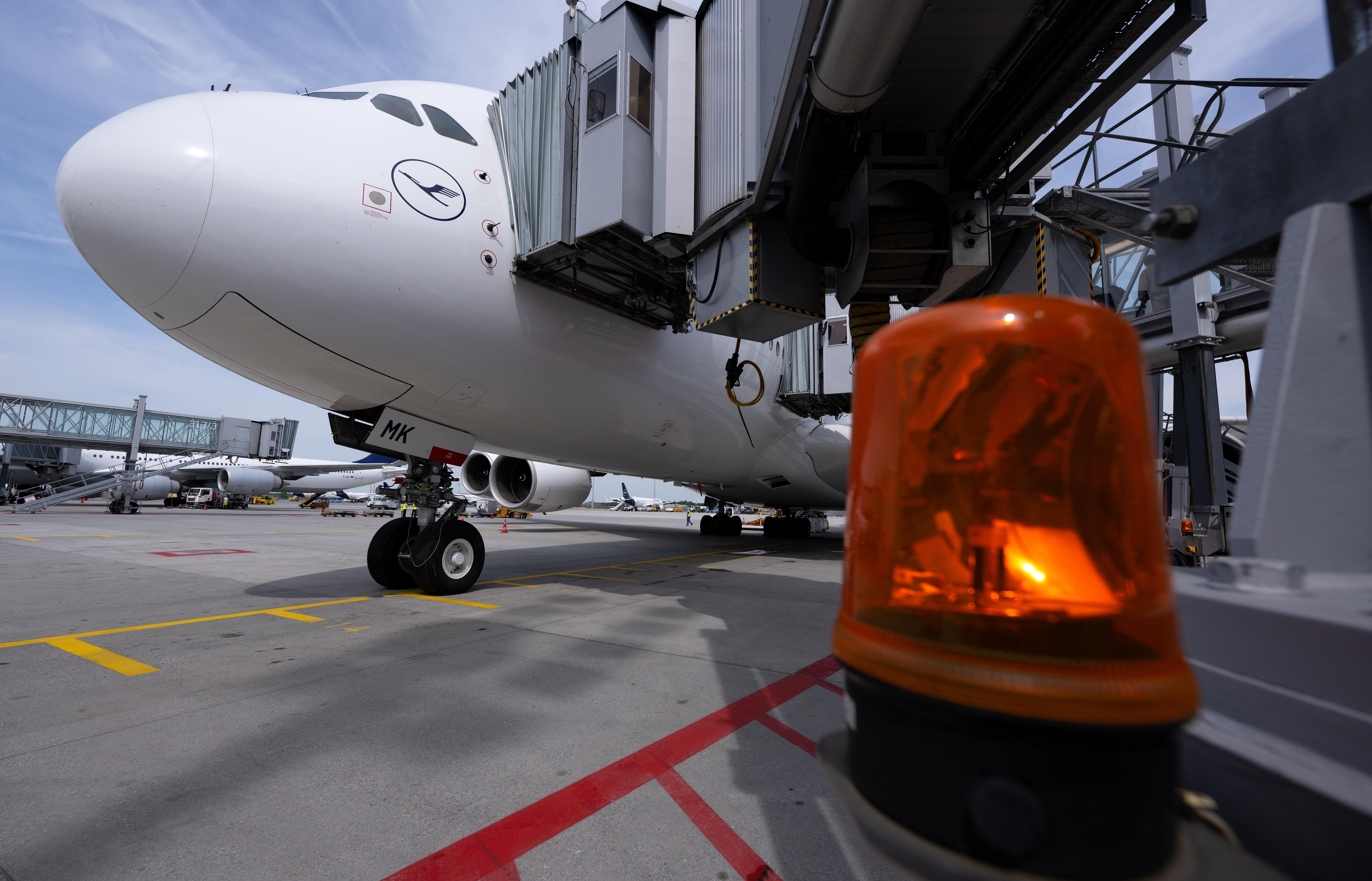Lufthansa-Maschine am Gate in München
