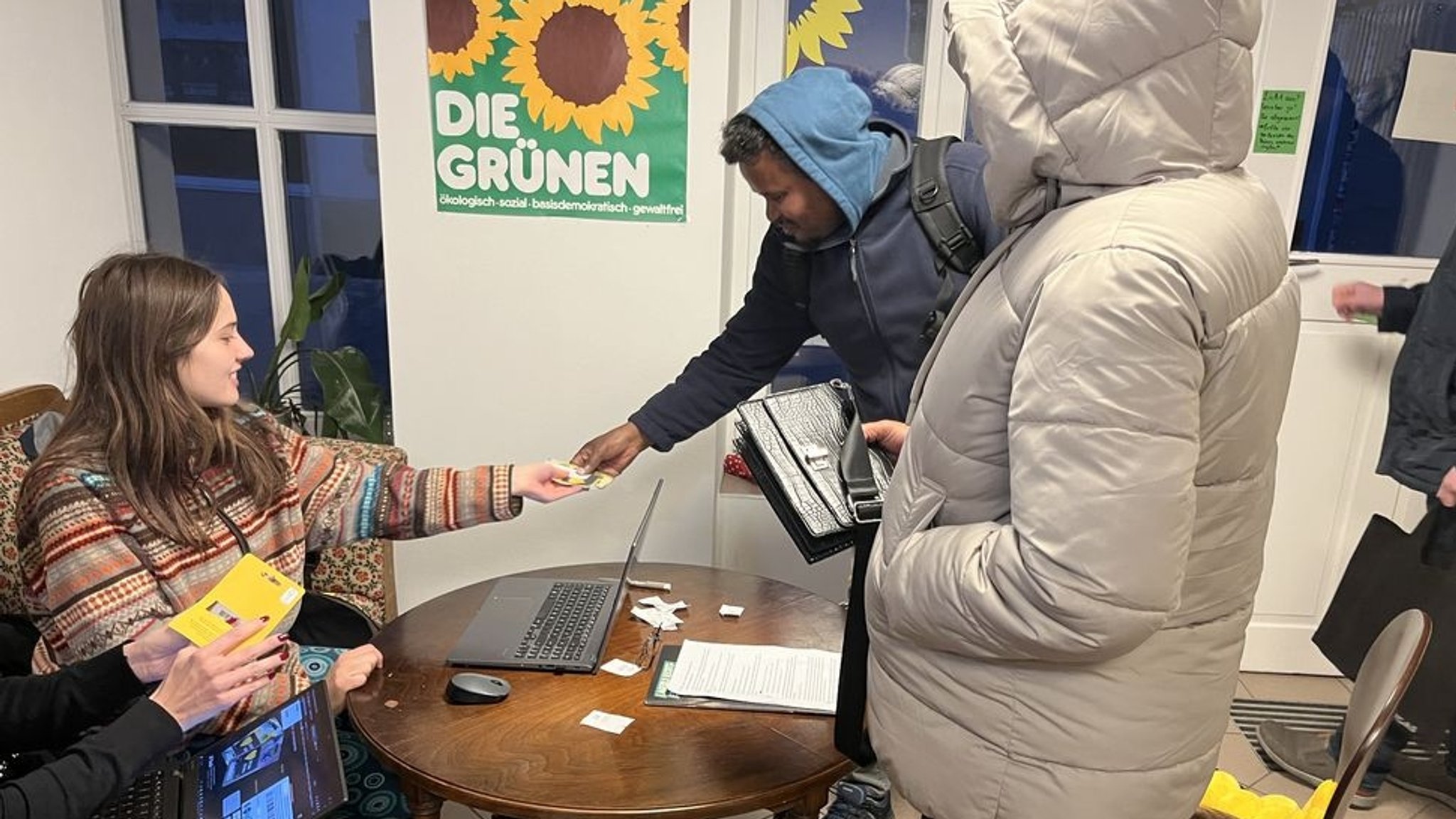 Tauschaktion im Büro der Grünen in Regensburg.