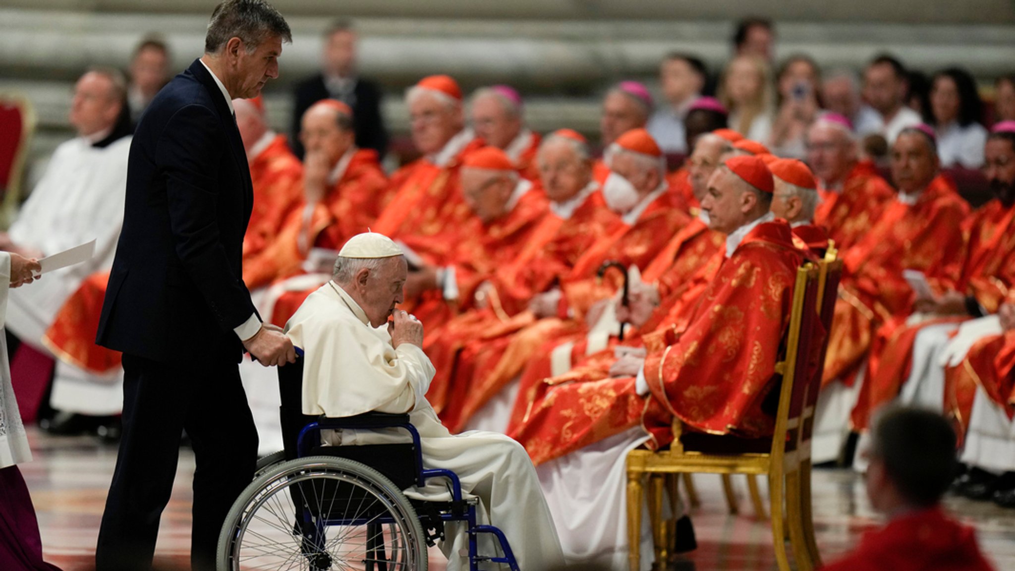 Papst Franziskus bei der Pfingstmesse im Petersdom