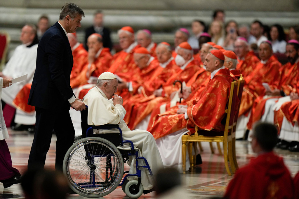 Papst Franziskus bei der Pfingstmesse im Petersdom