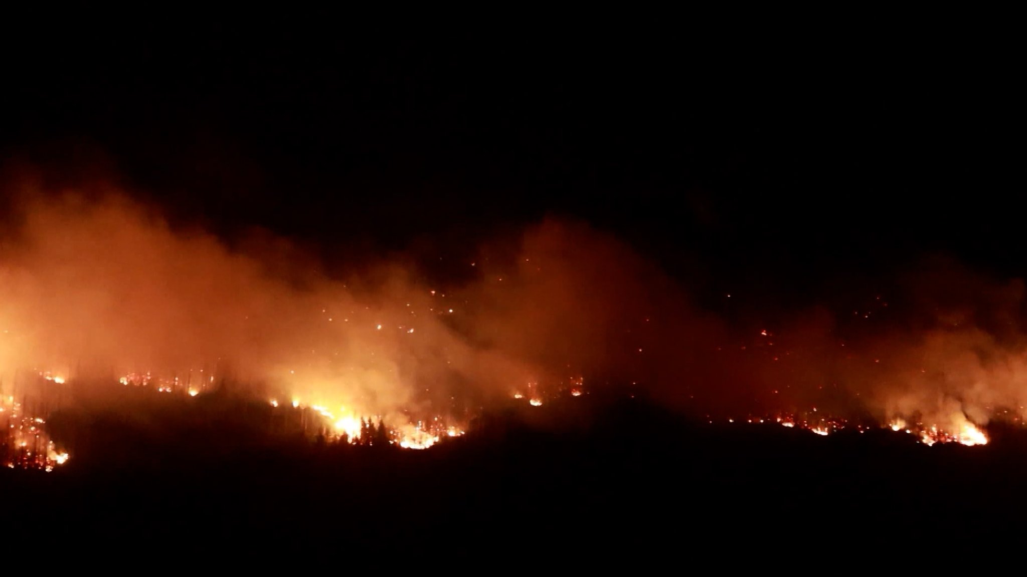 Flammen in der Dunkelheit: Auf dem Brocken im Harz ist ein großflächiger Brand ausgebrochen.