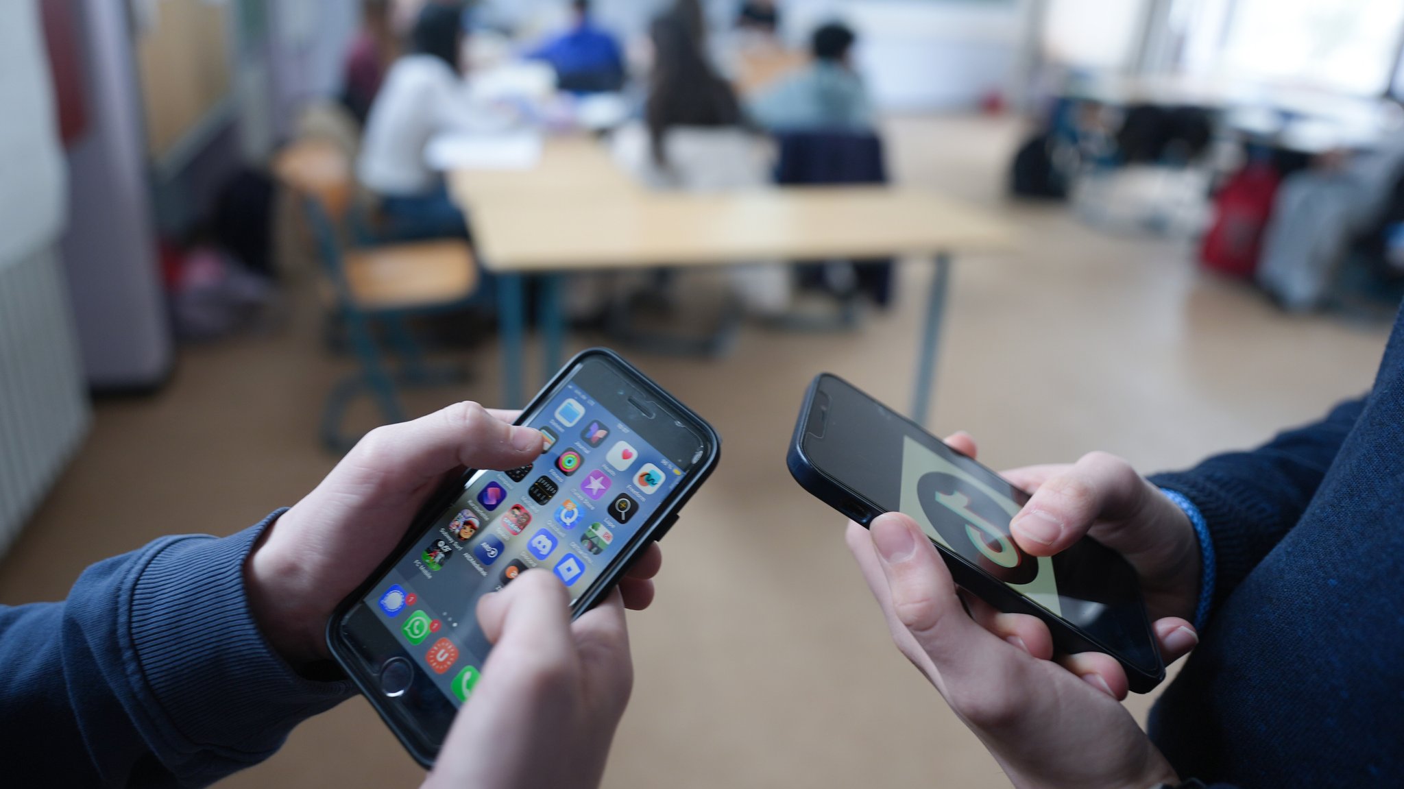 Das generelle Handyverbot wird auf die weiterführenden Schule erweitert.