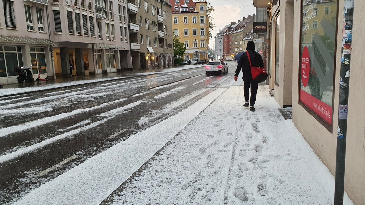 Hagel sorgt für weiße Straßen in München