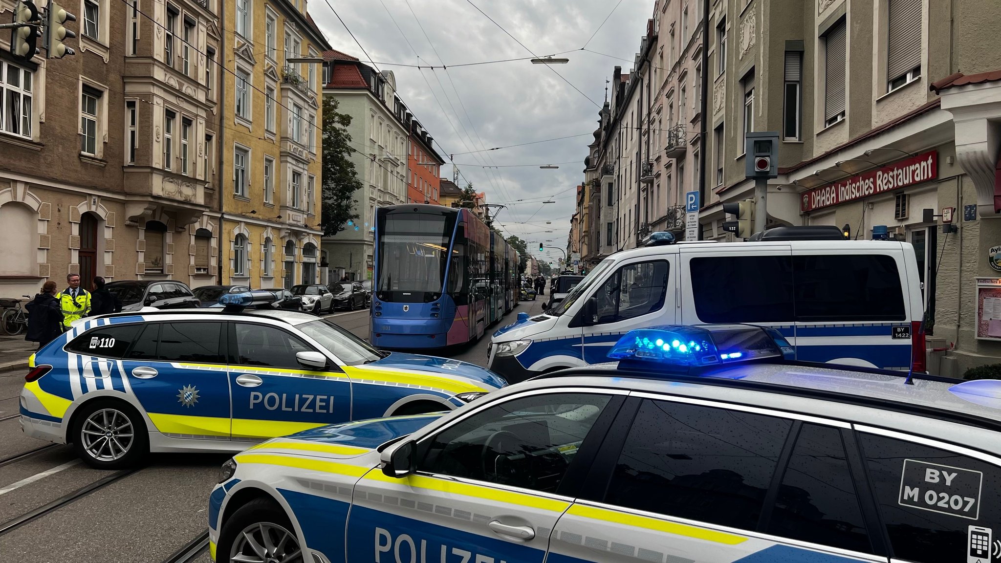 Großeinsatz in München-Schwabing: Mann von Polizei angeschossen