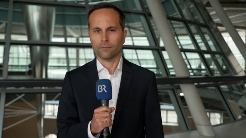 Interview: BR-Reporter Mario Kubina im Bundestag | Bild: BR Interview: BR-Reporter Mario Kubina im Bundestag