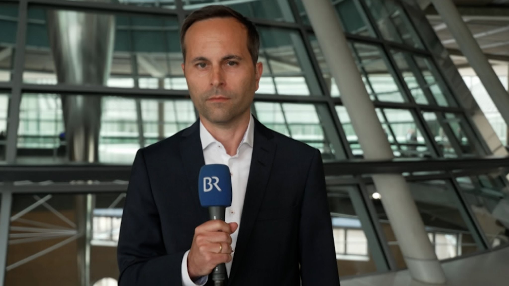 Interview: BR-Reporter Mario Kubina im Bundestag