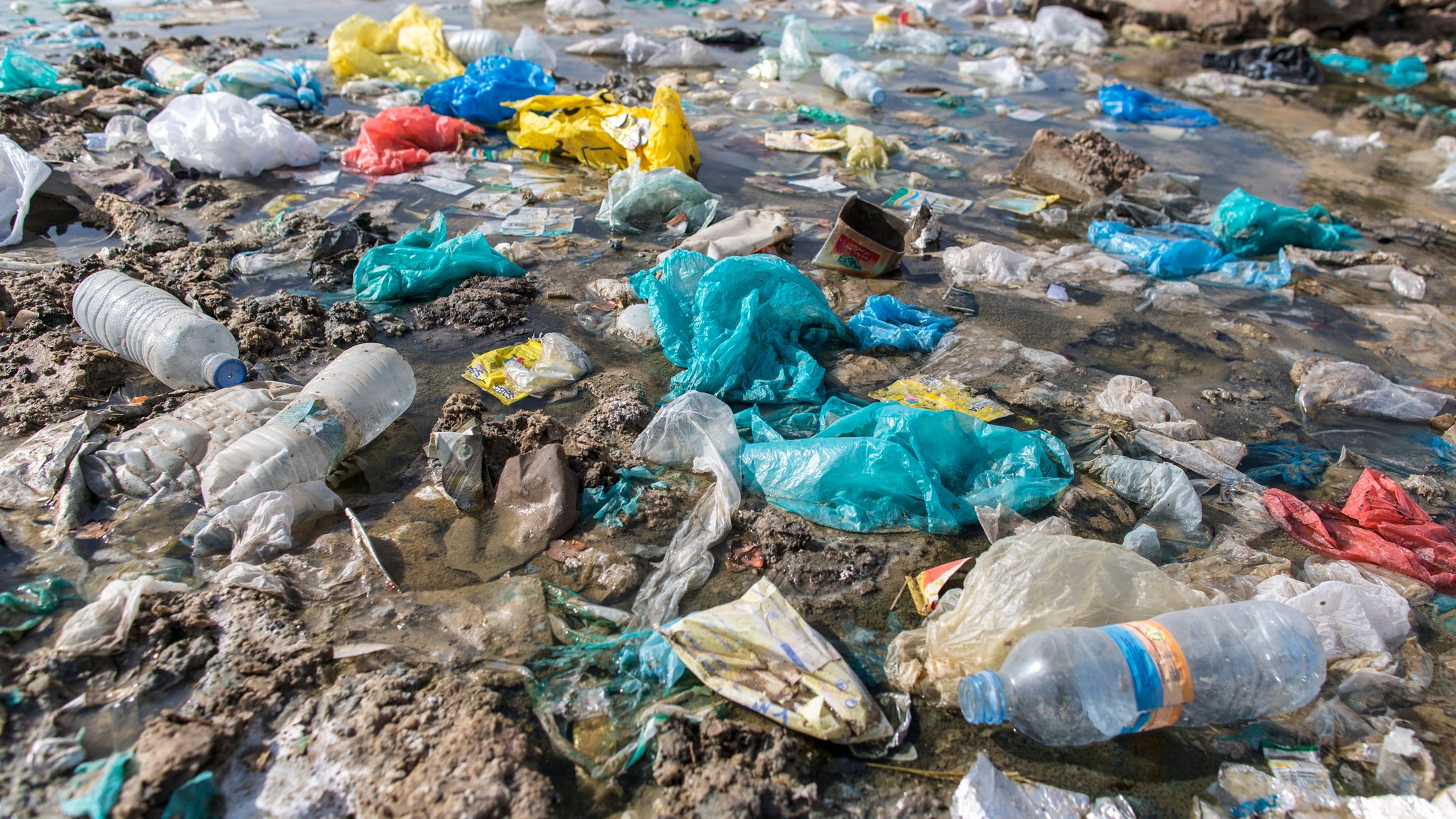 Plastikmüll auf der Straße in einem Entwicklungsland