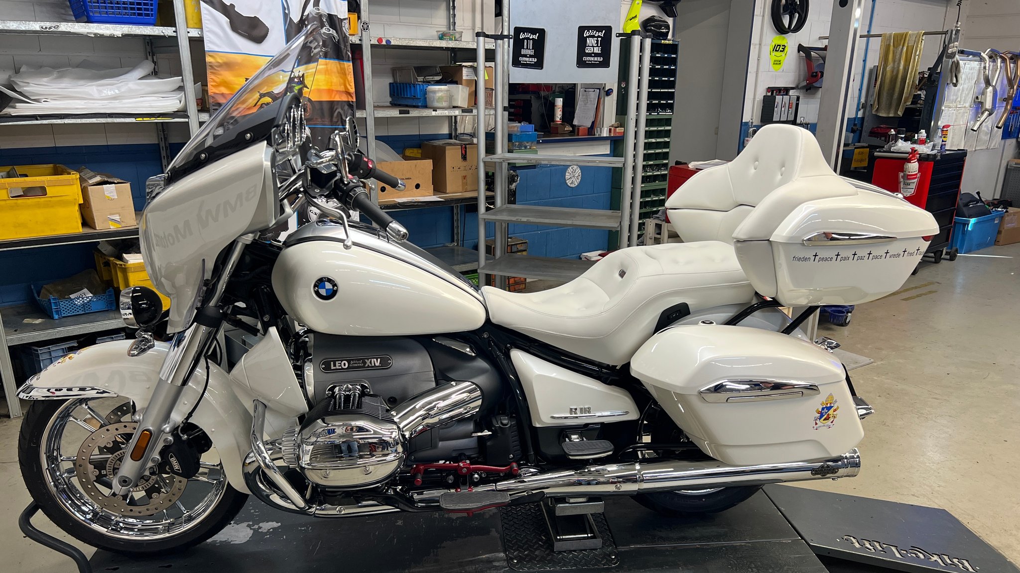 Weiß lackiertes Motorrad (BMW R 18 Transcontinental) in einer Motorradwerkstatt in Sennfeld | Bild: Ralph Wege Weiß lackiertes Motorrad (BMW R 18 Transcontinental) in einer Motorradwerkstatt in Sennfeld