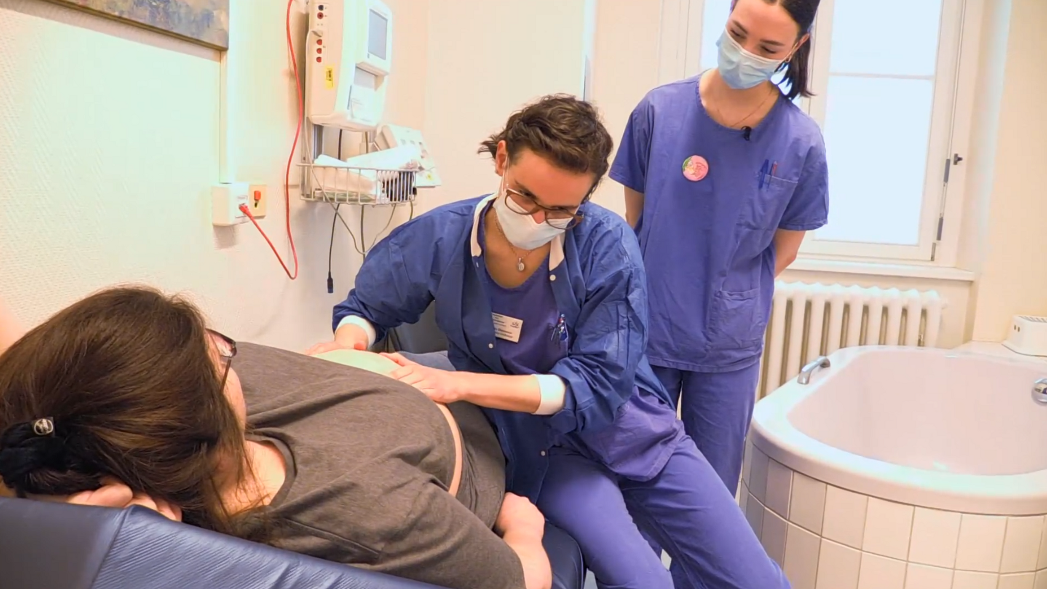 Hebammen-Studentin Estelle Kündgen darf in der Praxis-Phase bei der Untersuchung einer Schwangeren hospitieren.