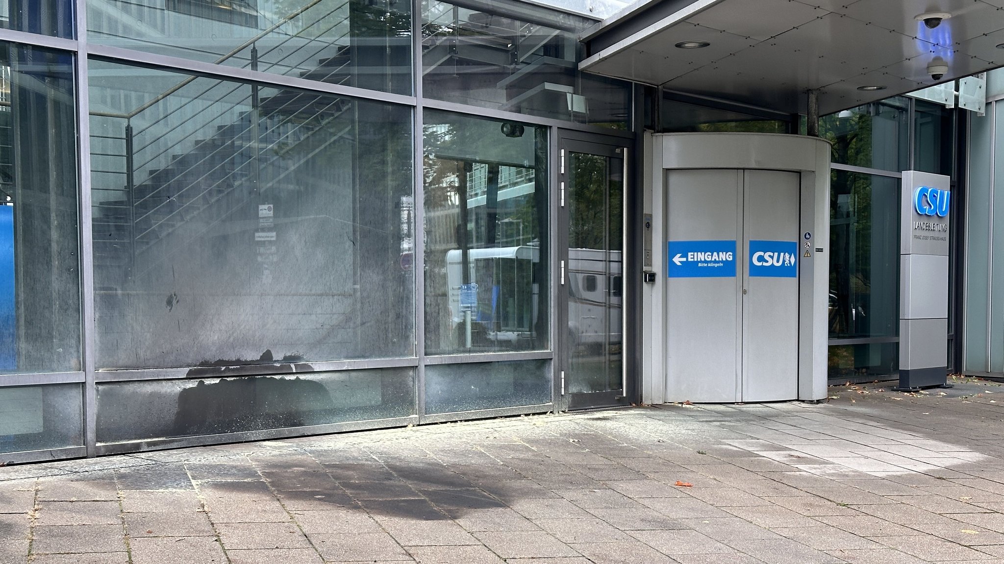 Extremismus-Ermittler übernehmen nach Feuer bei CSU und AfD