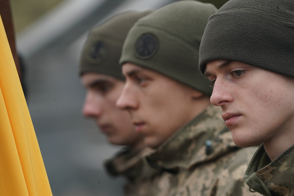 Ukrainische Soldaten verwenden Gesichtserkennungssoftware im Krieg.