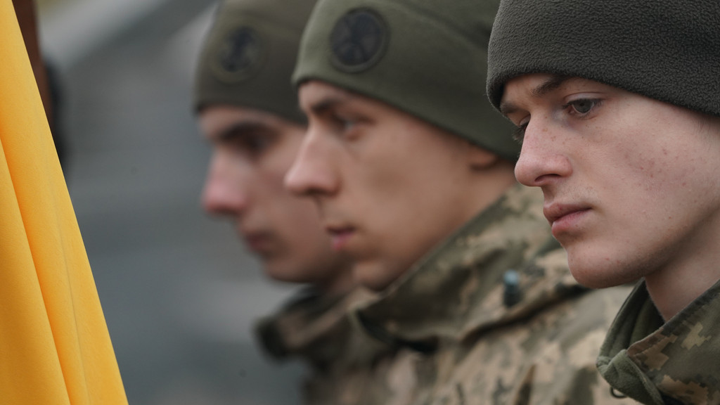 Ukrainische Soldaten verwenden Gesichtserkennungssoftware im Krieg.