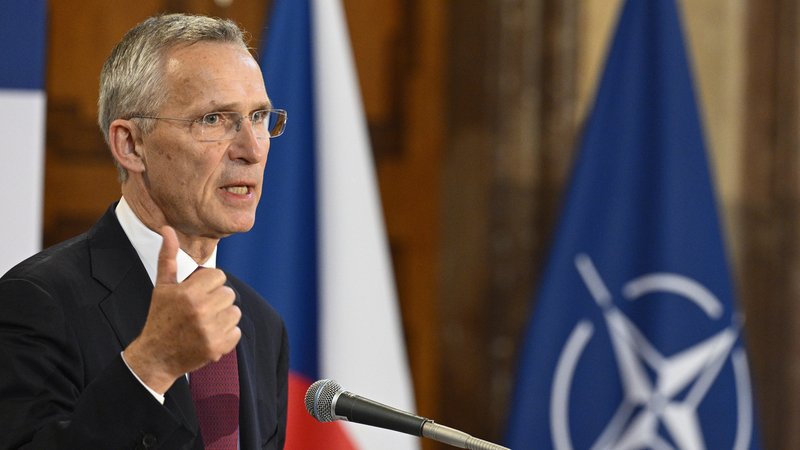 Nato-Generalsekretär Stoltenberg fordert mehr militärische Unterstützung für die Ukraine. | Bild: picture alliance / CTK | Michal Kamaryt Nato-Generalsekretär Stoltenberg fordert mehr militärische Unterstützung für die Ukraine.