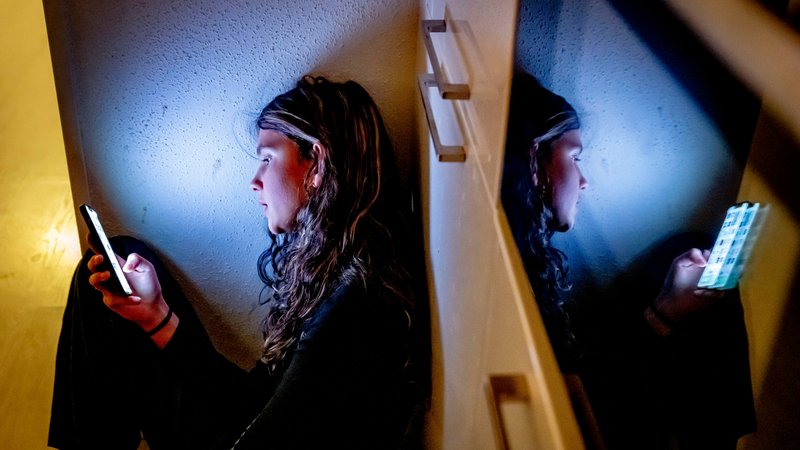 (Symbolbild) Junge Frau mit einem Smartphone | Bild: picture alliance / ROBIN UTRECHT | Robin Utrecht (Symbolbild) Junge Frau mit einem Smartphone