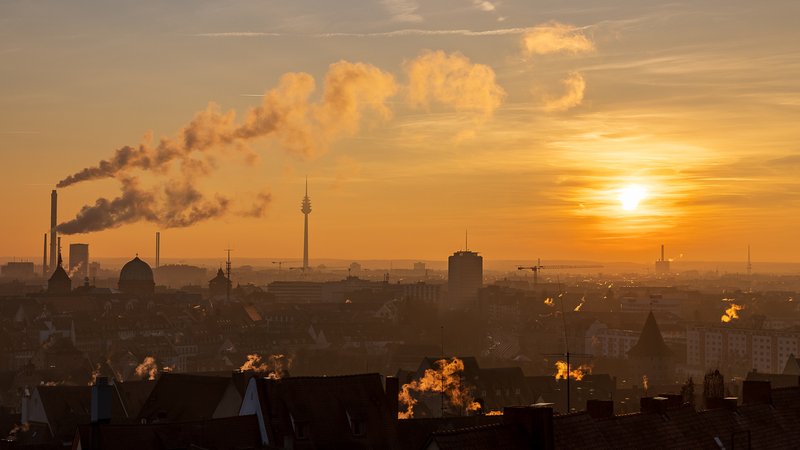 Archivbild: Sonnenuntergang über der Stadt Nürnberg | Bild: picture alliance / Eibner-Pressefoto | Eibner-Pressefoto/Ardan Fuessman Archivbild: Sonnenuntergang über der Stadt Nürnberg
