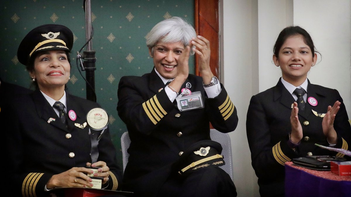 Drei Pilotinnen der Air India in gelöster Stimmung und mit einem Pokal 