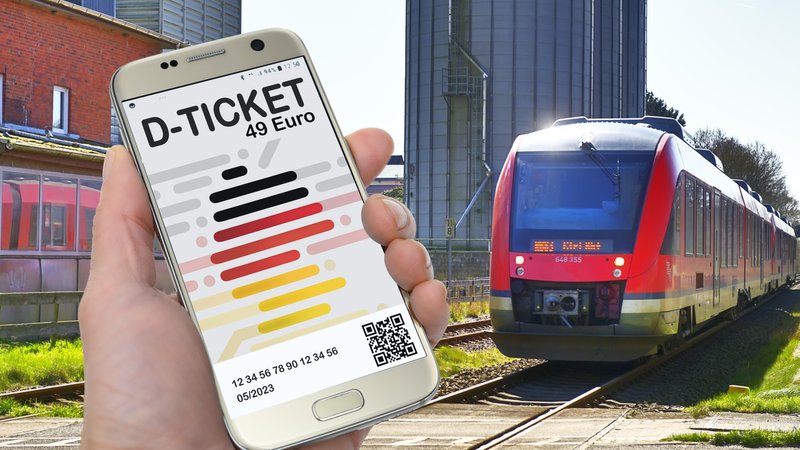 Smartphone mit Deutschlandticket | Bild: picture-alliance/dpa Smartphone mit Deutschlandticket