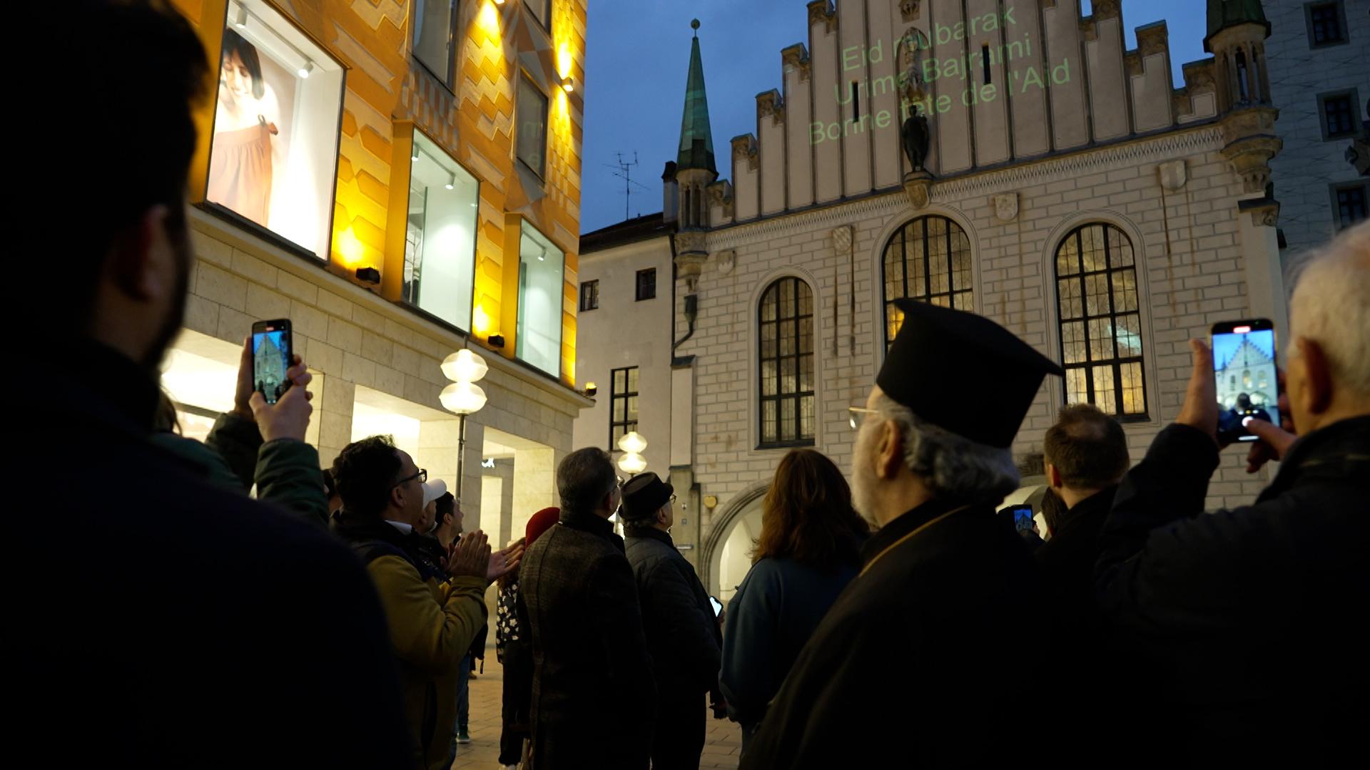 Zum Ende des muslimischen Fastenmonats Ramadan und zum Zuckerfest ist am Montagabend die Fassade des Alten Rathauses illuminiert worden. 