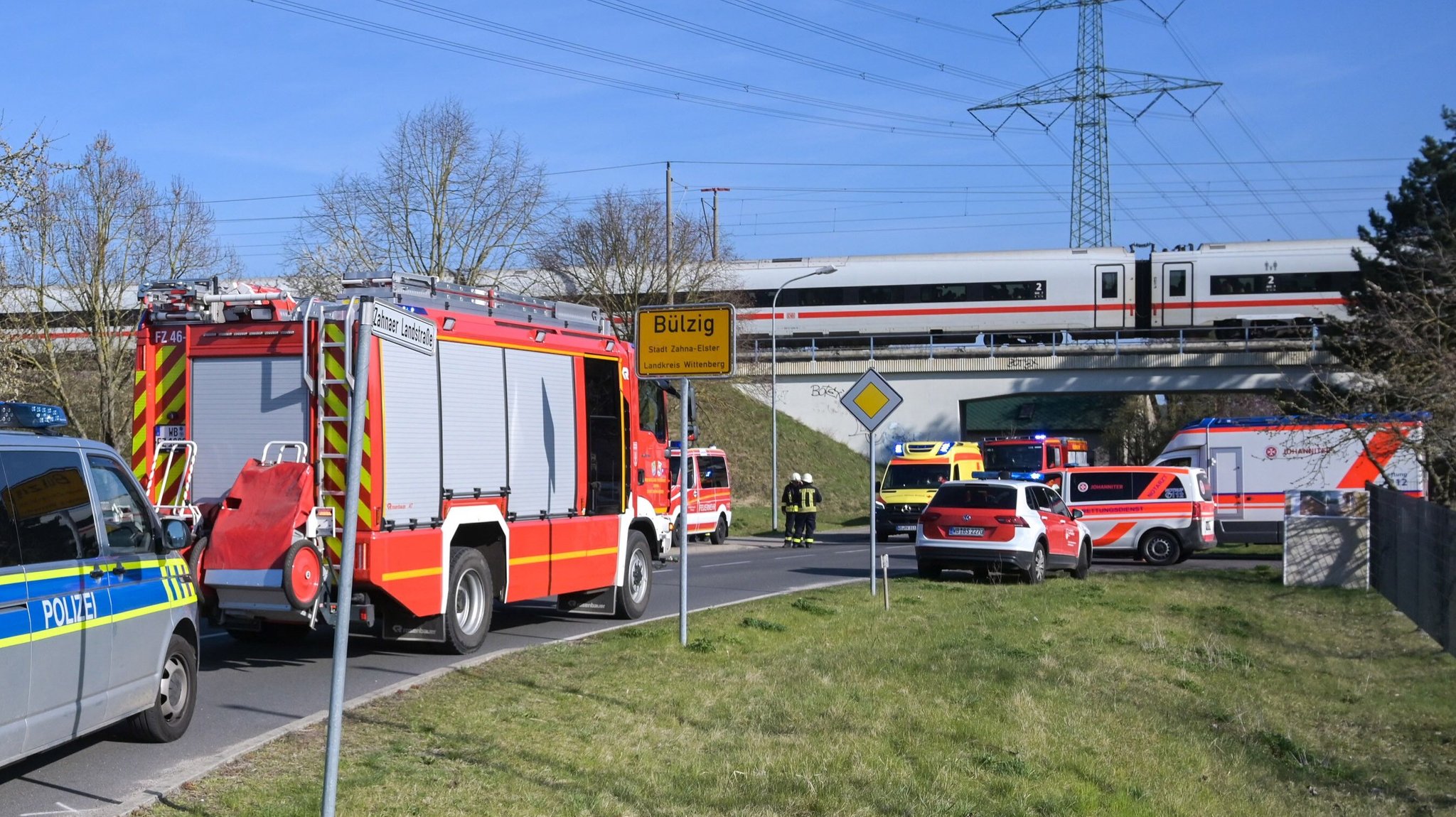 Mehrere Einsatzfahrzeuge am Ort des Geschehens.