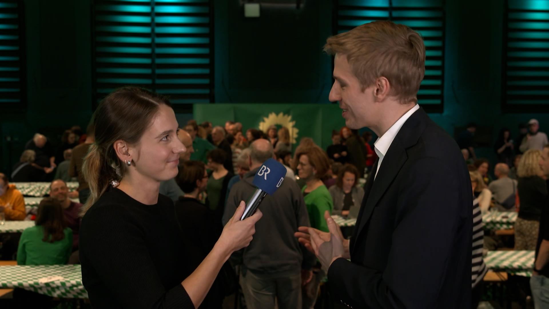 Dominik Krause und BR-Reporterin Alisa Schröter.