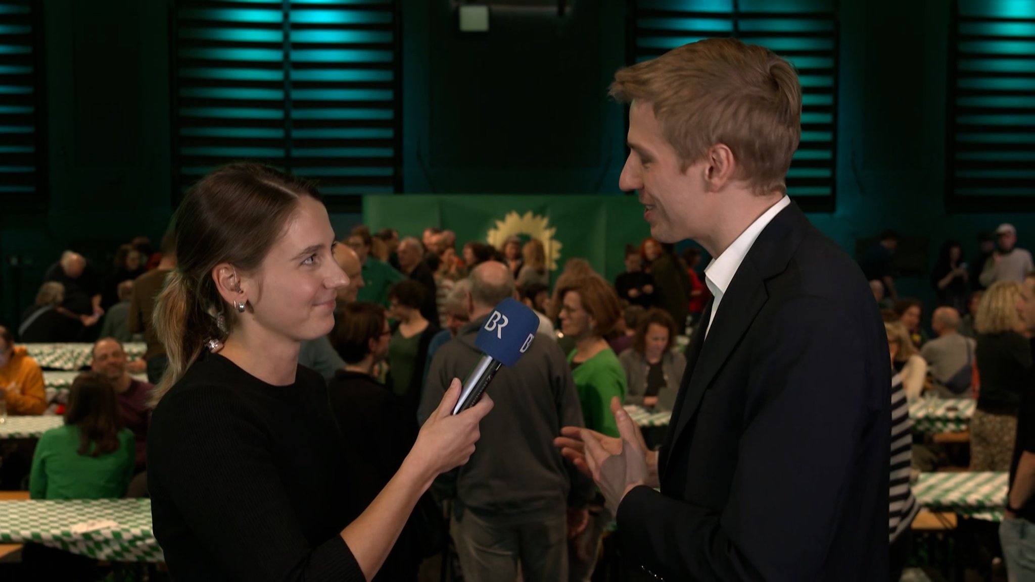 Dominik Krause und BR-Reporterin Alisa Schröter.