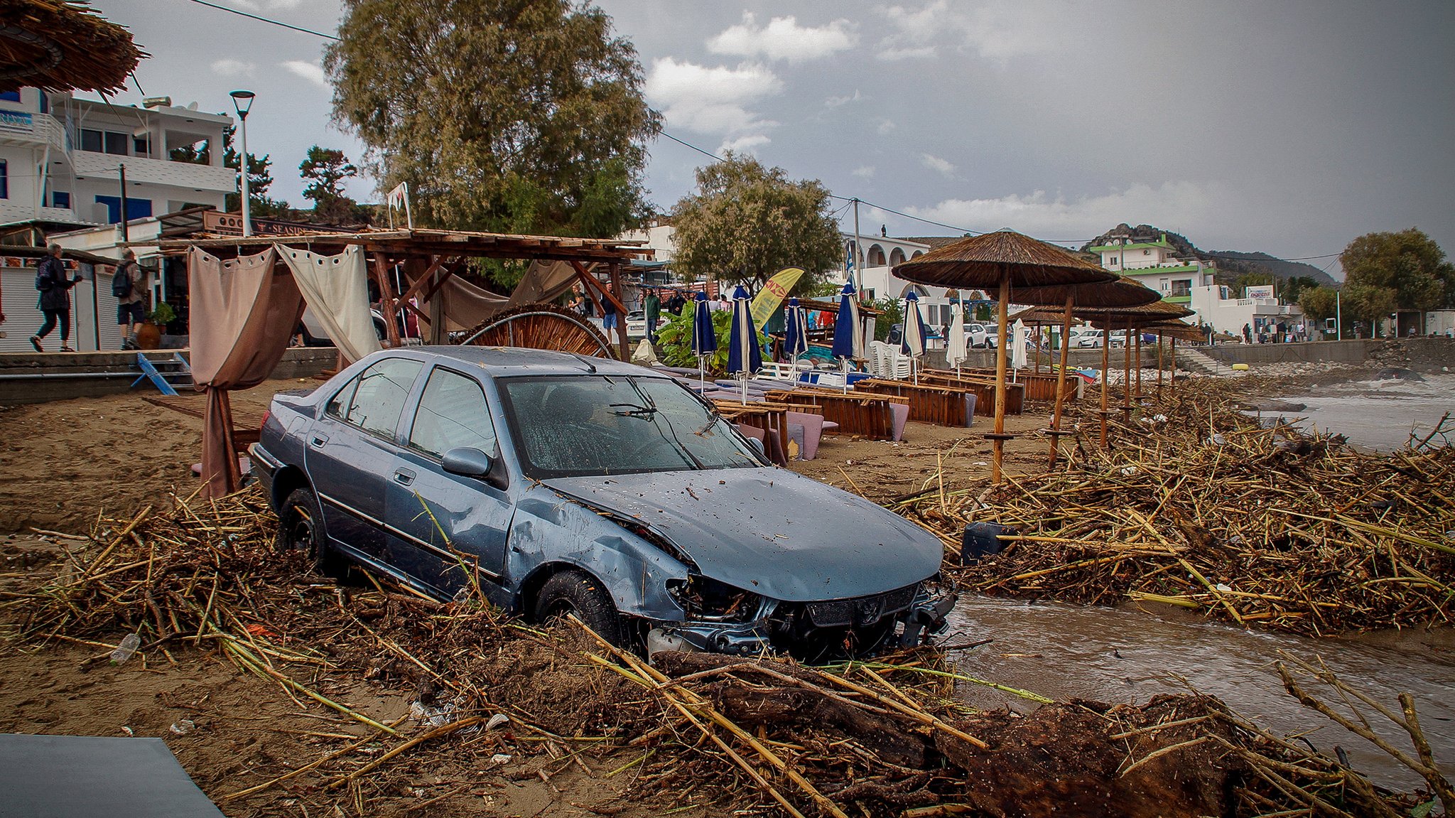 Autos wurden bei einem Unwetter auf Rhodos ins Meer gerissen