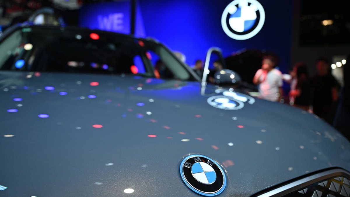 Das Logo von BMW prangt auf der Motorhaube eines BMW-Autos.