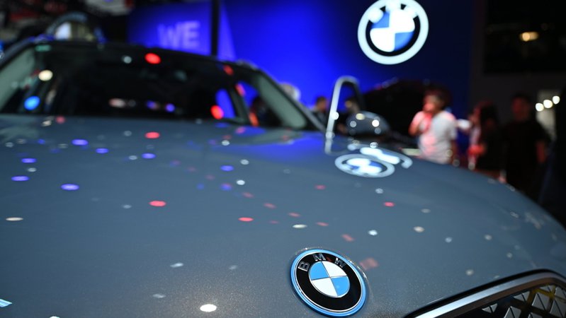 Das Logo von BMW prangt auf der Motorhaube eines BMW-Autos. | Bild: dpa-Bildfunk/Johannes Neudecker Das Logo von BMW prangt auf der Motorhaube eines BMW-Autos.