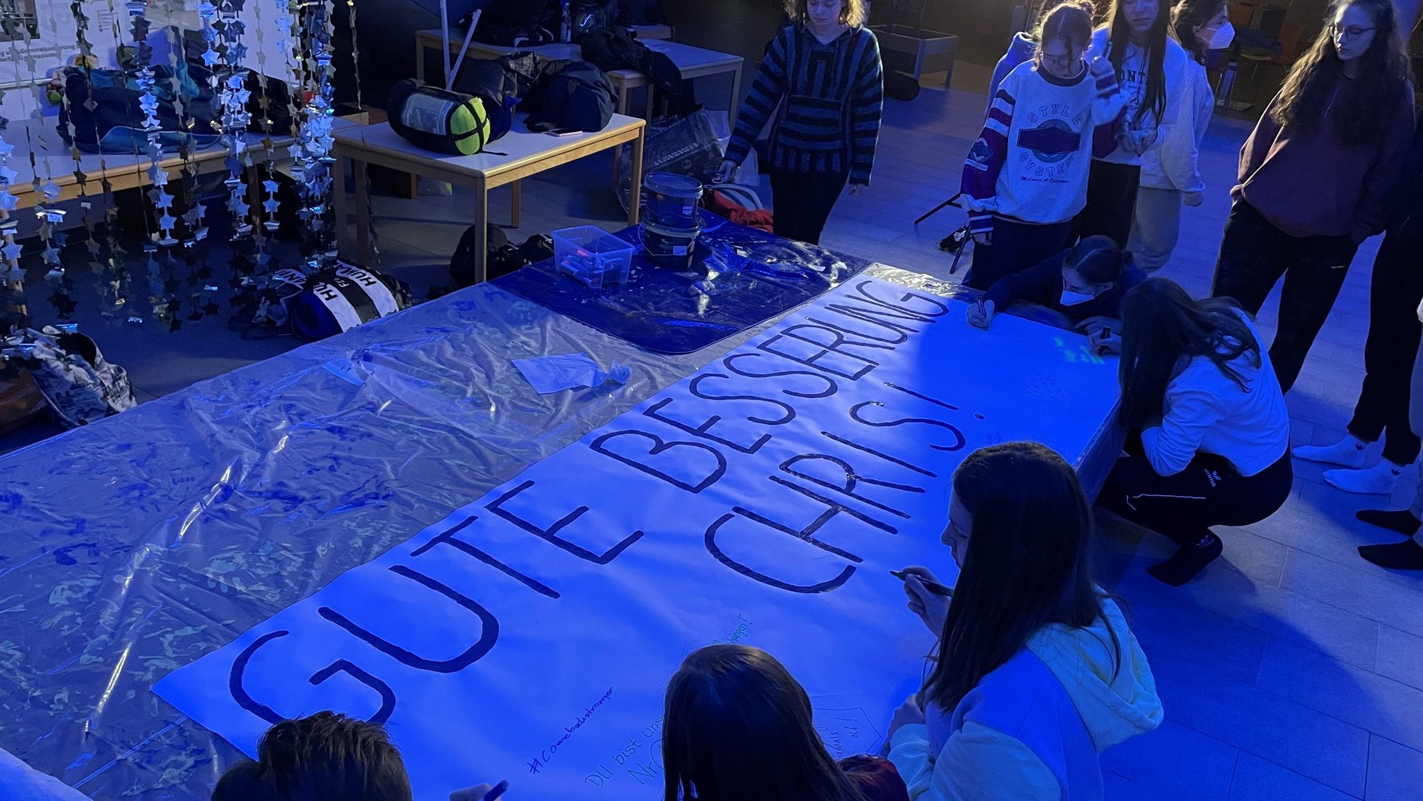 Mitschüler von Christoph Glötzner aus Neumarkt spenden Trost und wünschen ihm mit einem Plakat "Gute Besserung".