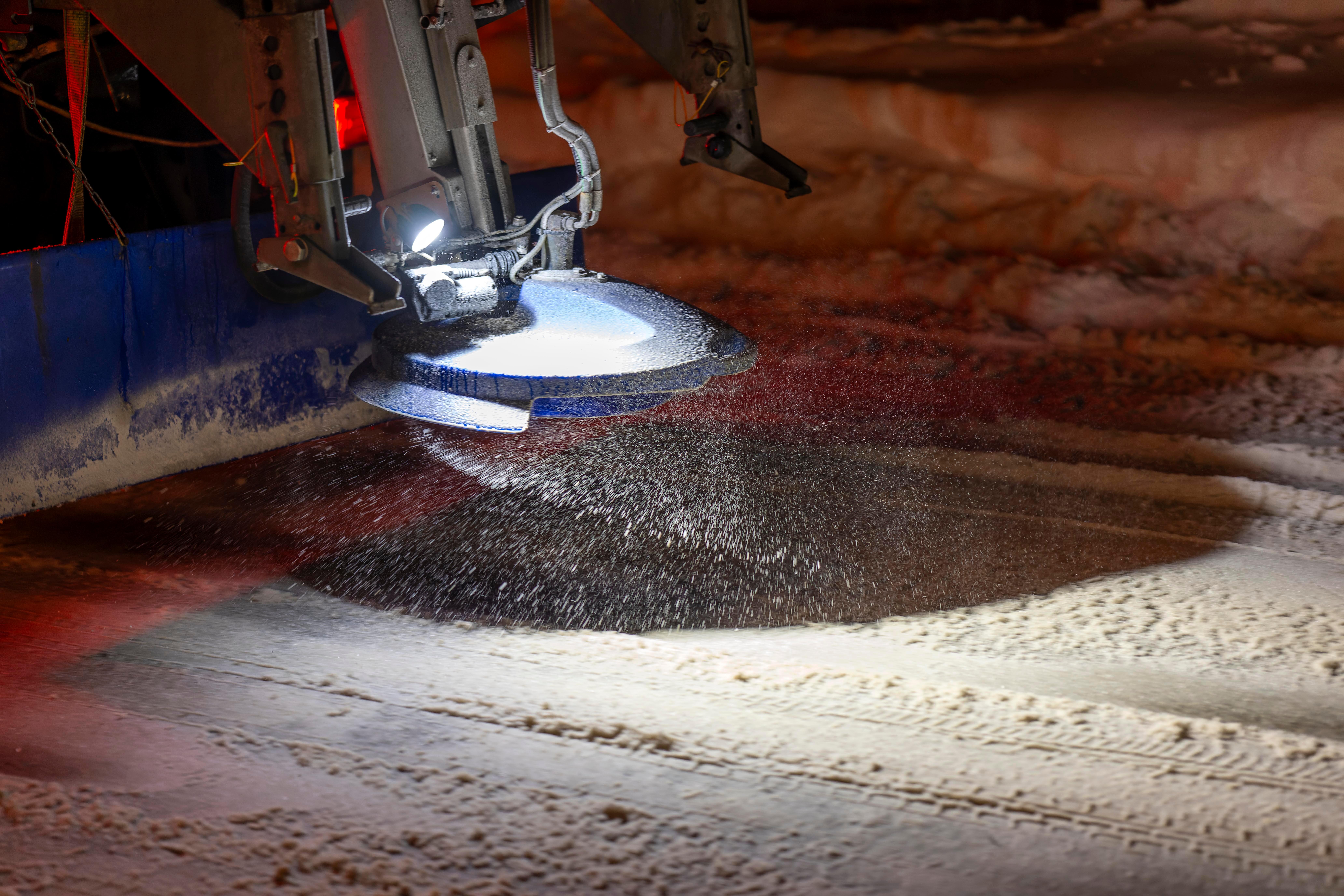 Streusalz wird verteilt