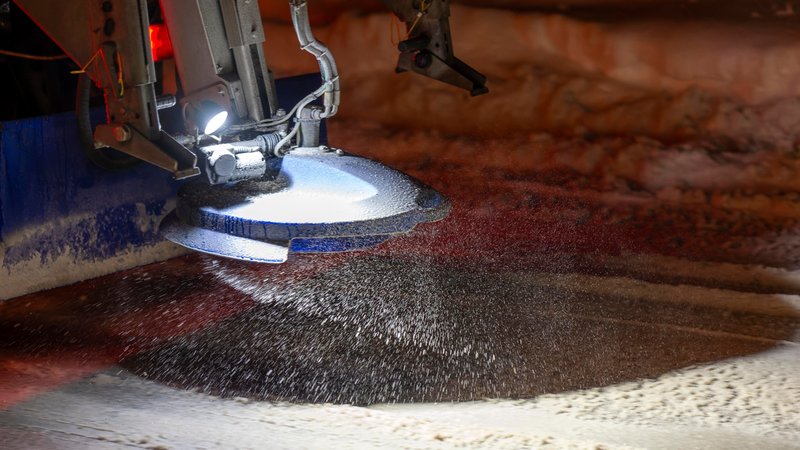 Streusalz wird verteilt | Bild: picture alliance / M.i.S. | Bernd Feil Streusalz wird verteilt