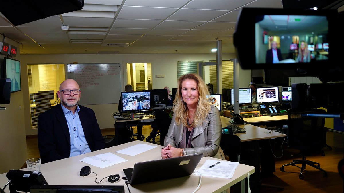 Susanne Glass und Tim Aßmann sitzen im ARD Studio Tel Aviv vor Fernsehkameras. 