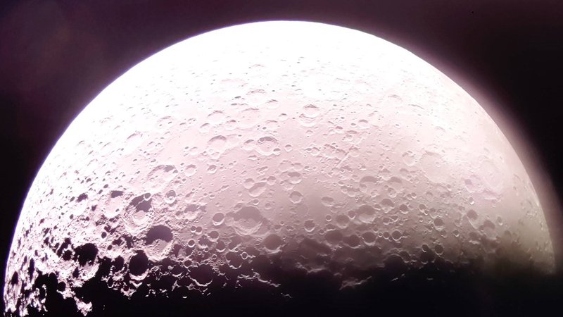 Die Oberfläche des Mondes aus dem All, mit großen Kratern. In seinem Roman "Frau im Mond" erzählt Pierre Jarawan von der Geschichte eines libanesischen Raumfahrtprogramms in den 1960er Jahren. | Bild: BR Bild Die Oberfläche des Mondes aus dem All, mit großen Kratern. In seinem Roman "Frau im Mond" erzählt Pierre Jarawan von der Geschichte eines libanesischen Raumfahrtprogramms in den 1960er Jahren.