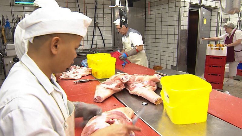 Metzger verarbeiten Fleisch. | Bild: BR Metzger verarbeiten Fleisch.