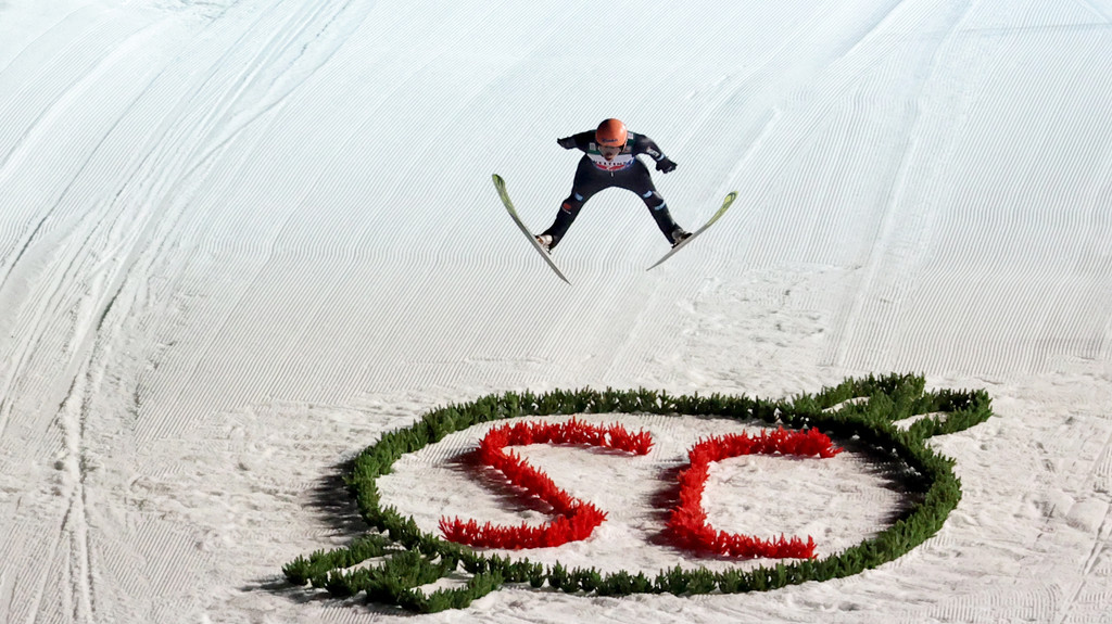 Karl Geiger bei seinem Sprung im 2. Durchgang. | Bild: picture alliance/dpa | Daniel Karmann Karl Geiger bei seinem Sprung im 2. Durchgang.