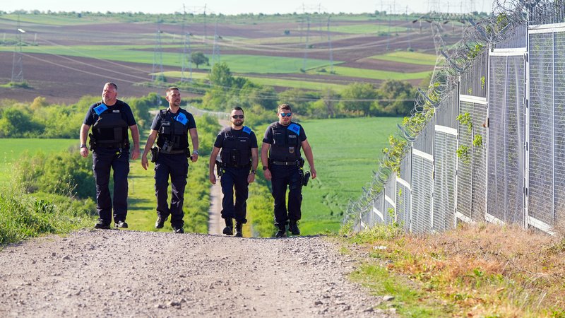 Vier deutsche Beamte der Bundespolizei im Frontex-Einsatz gehen während des Besuchs der deutschen Innenministerin Faeser an der türkisch-bulgarischen «Grünen Grenze» entlang. | Bild: picture alliance/dpa | Soeren Stache Vier deutsche Beamte der Bundespolizei im Frontex-Einsatz gehen während des Besuchs der deutschen Innenministerin Faeser an der türkisch-bulgarischen «Grünen Grenze» entlang.
