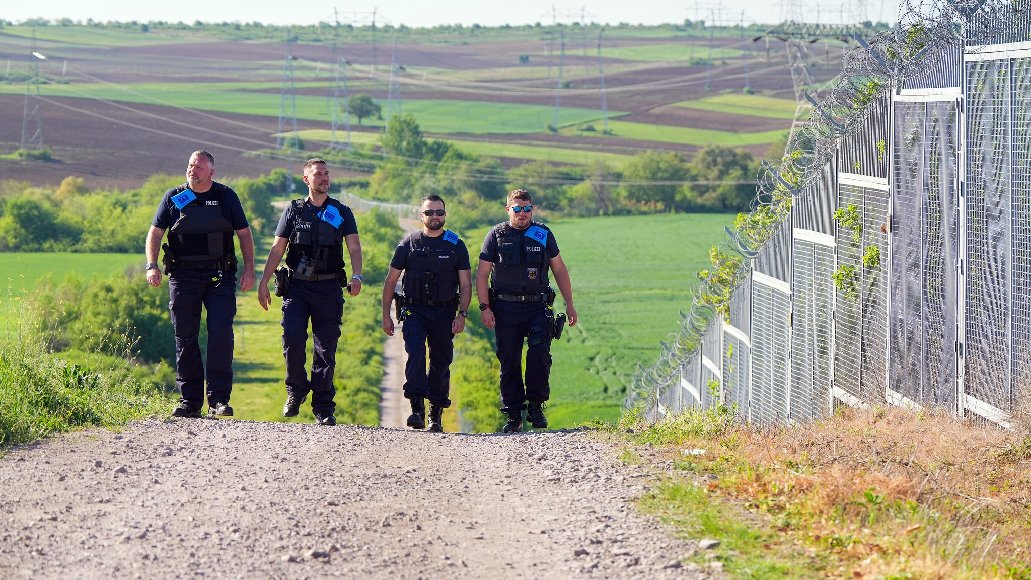 Vier deutsche Beamte der Bundespolizei im Frontex-Einsatz gehen während des Besuchs der deutschen Innenministerin Faeser an der türkisch-bulgarischen «Grünen Grenze» entlang.