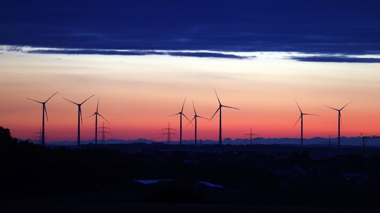 Windräder stehen unter einer Wolkenwand im Sonnenaufgang | Bild:dpa-Bildfunk/Karl-Josef Hildenbrand