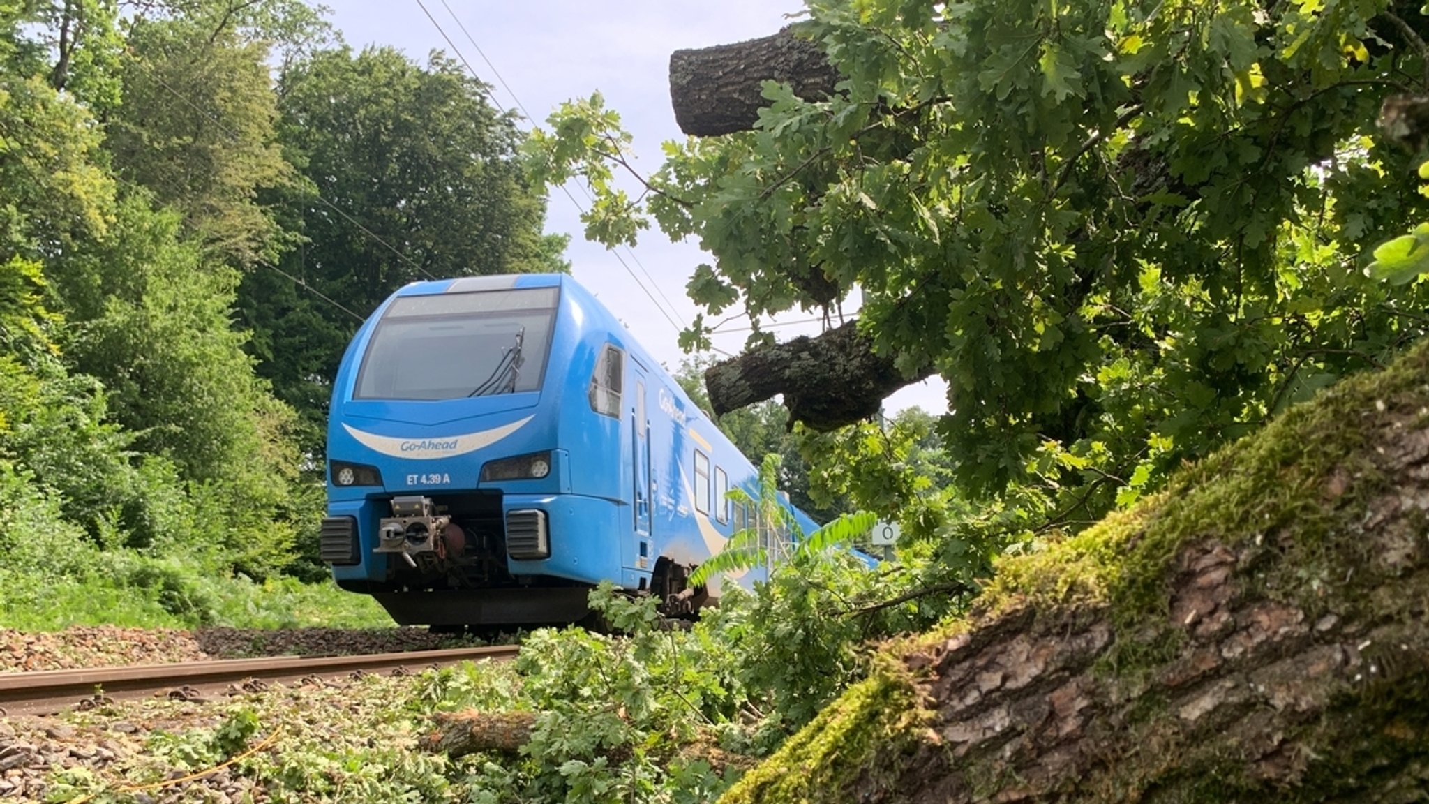 Die Aufräumarbeiten an der Bahnschiene bei Lindau dauern an