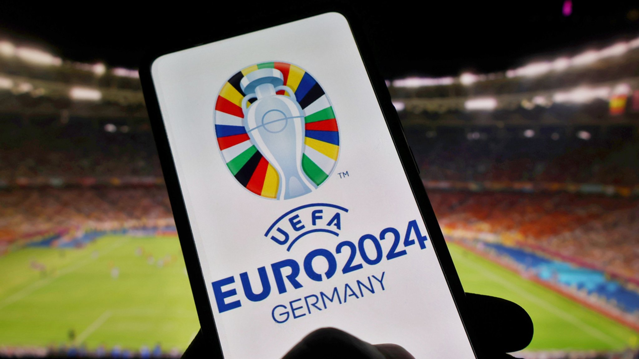 Das Logo der UEFA Euro 2024 ist auf einem Smartphone zu sehen.