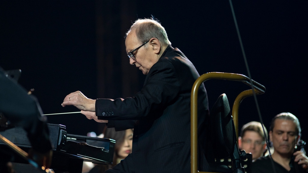 Der Meister bei der Arbeit: Filmszene aus "Ennio Morricone - Der Maestro" von Giuseppe Tornatore.