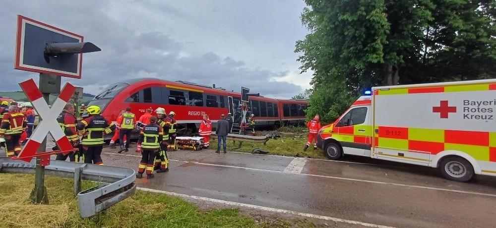 Zug mit Lastwagen kollidiert - Rettungskräfte im Einsatz