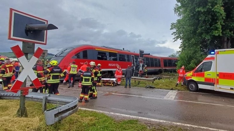 Zug mit Lastwagen kollidiert - Rettungskräfte im Einsatz | Bild: Helmuth Riedl/zema-medien.de Zug mit Lastwagen kollidiert - Rettungskräfte im Einsatz