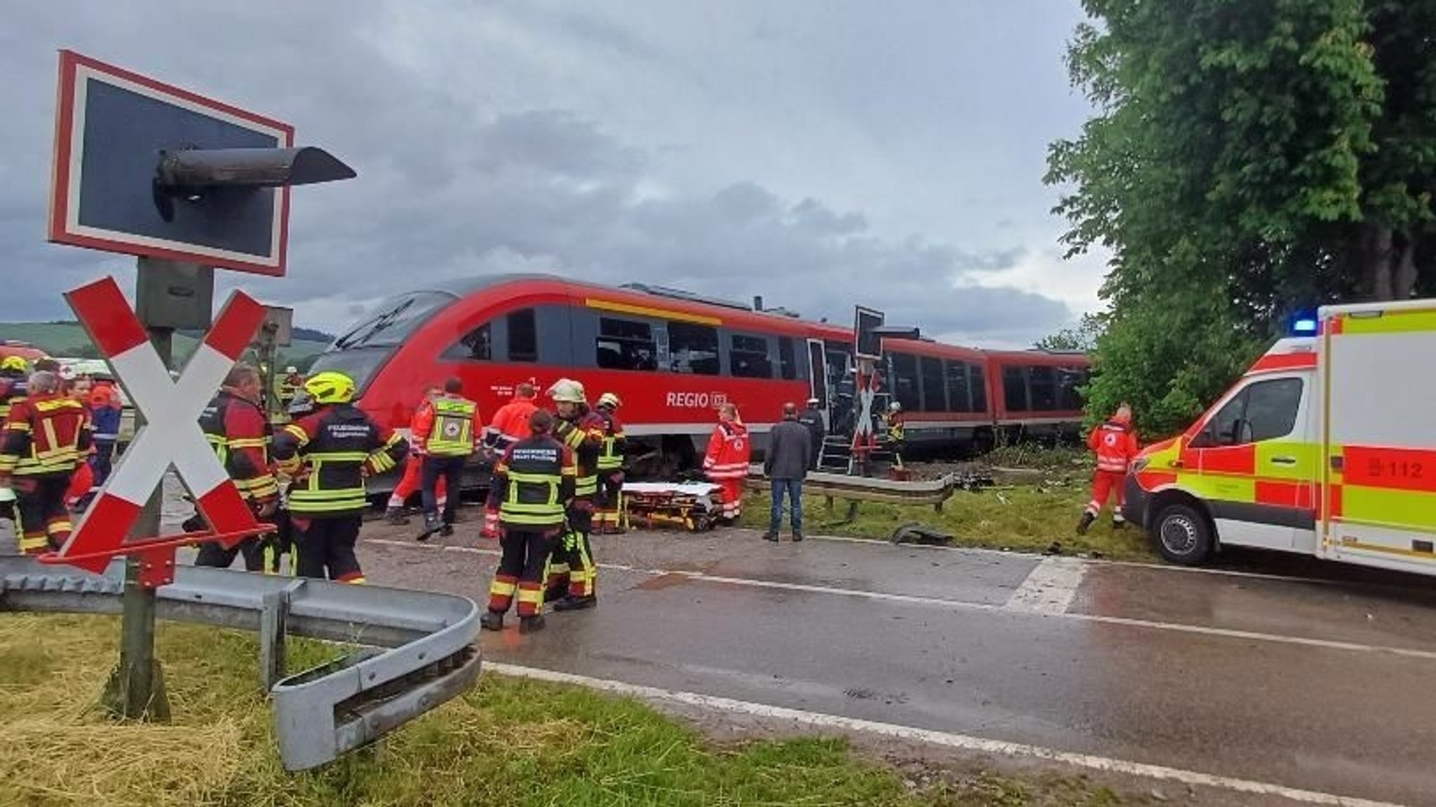 Zug mit Lastwagen kollidiert - Rettungskräfte im Einsatz