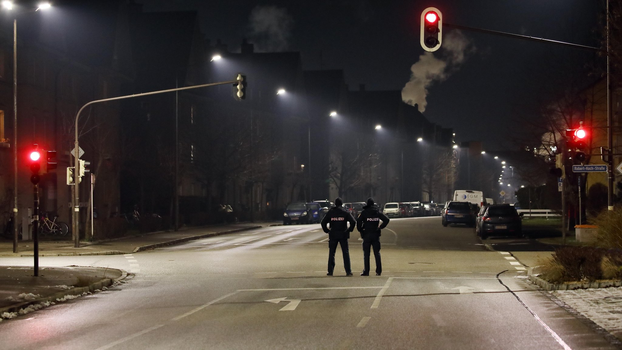 Symbolbild: Polizisten kontrollieren die nächtliche Ausgangssperre