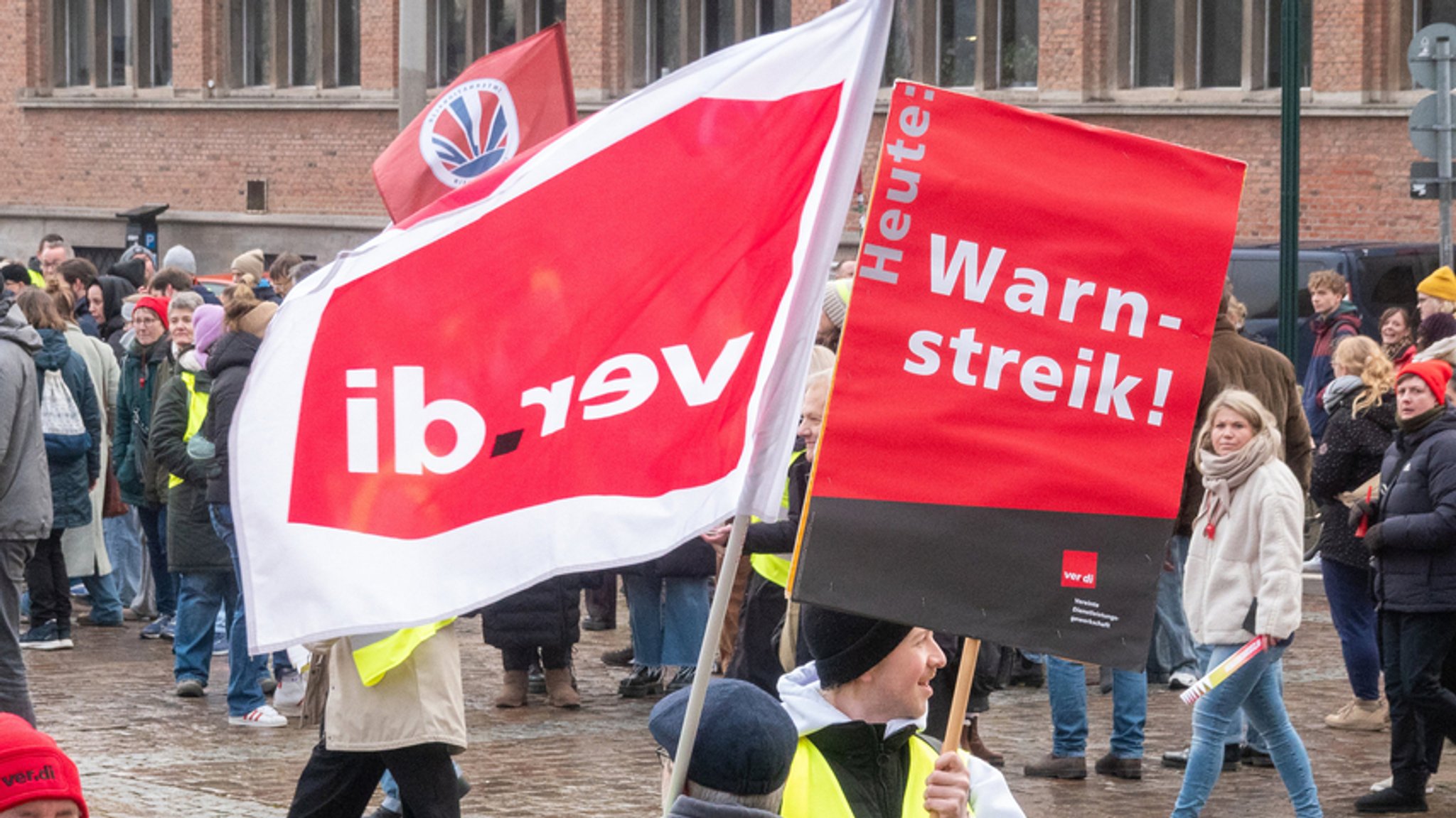 Streikende bei einer Demonstration während eines Warnstreiks.